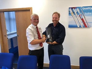 Chris Taylor presenst the trophy to Markus Poltenstein.