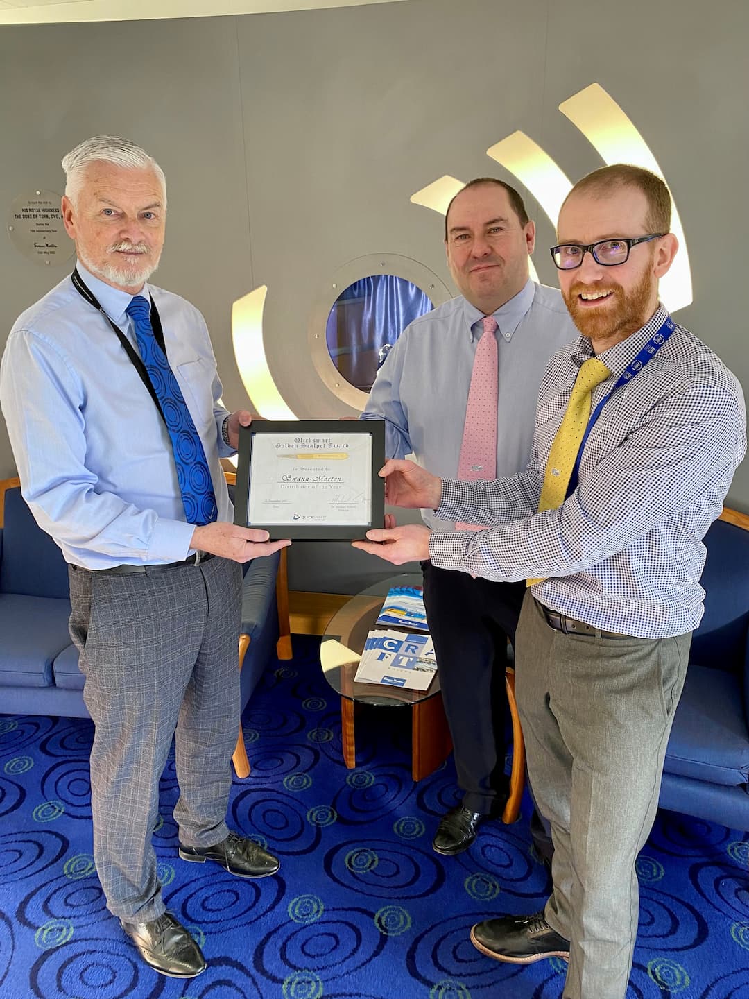 Swann-Morton’s now retired Sales & Marketing Director, Chris Taylor proudly presents Qlicksmart’s Golden Scalpel Award to the new Sales Director, Tom Caley and Customer Support Manager, Adrian Glossop as winners who have driven the UK initiatives.
